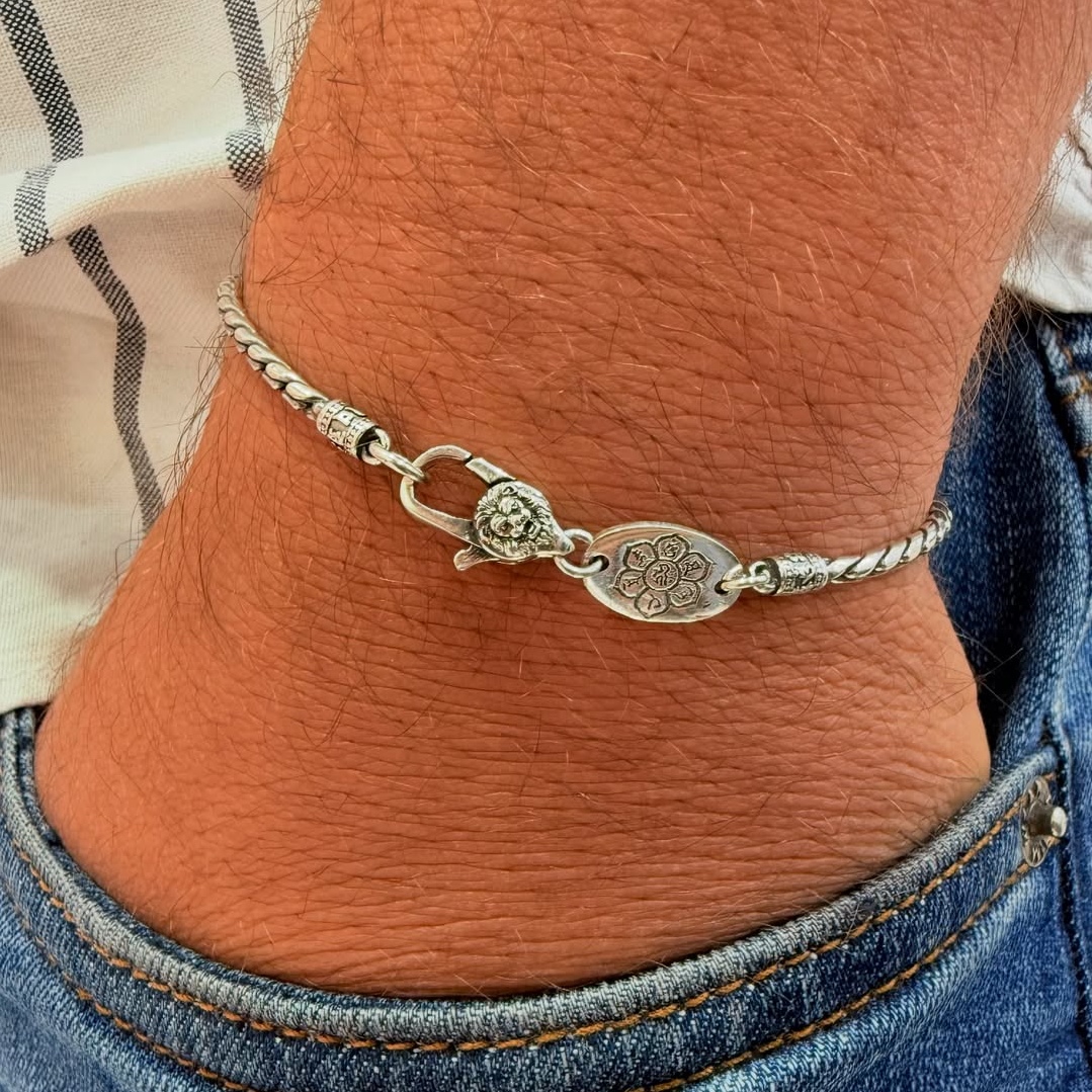 “Clean. Simple. Silver. 🤍🔥Everyday elegance on your wrist.” (1)_edit_88584710555753