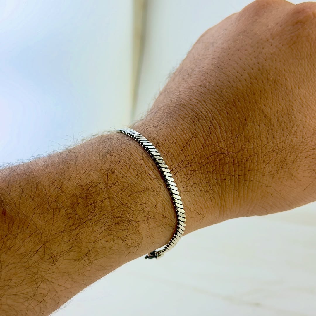 Sleek. Subtle. Seriously stylish.This silver bracelet is proof that less really is more.Lightwei (1)