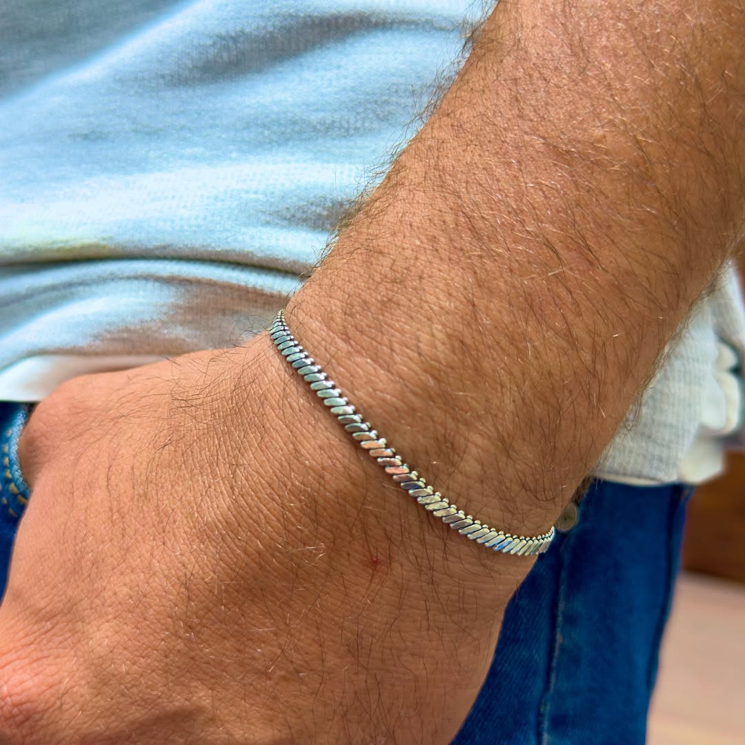 Sleek. Subtle. Seriously stylish.This silver bracelet is proof that less really is more.Lightwei (2)